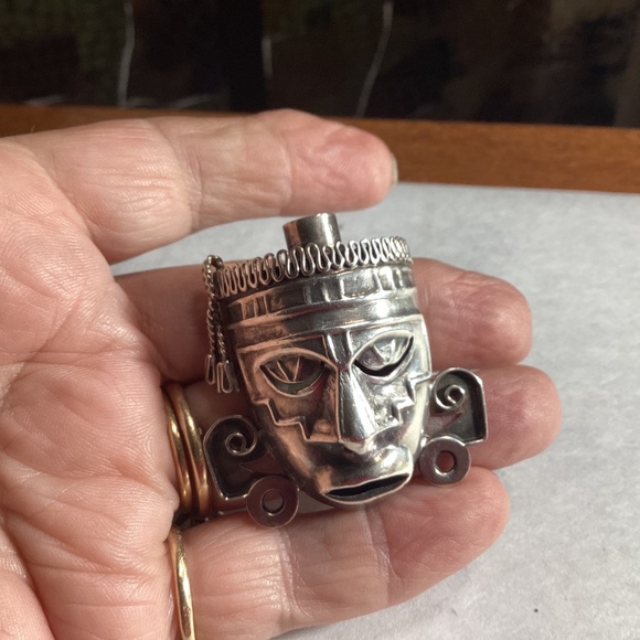 ETHNIC FACE BROOCH. STERLING. AMAZING ITEM MUST SEE 💜💛💚🩷💙🩵❤️🖤 - Picture 3 of 8